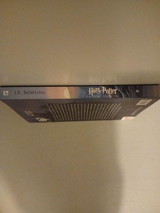Livro "Harry Potter e a Pedra Filosofal"