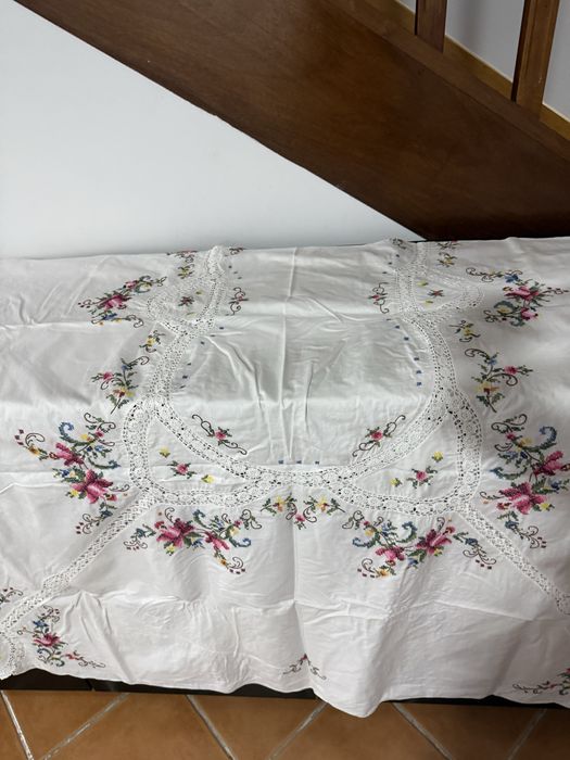 Toalha branca de renda c flores 2,50 x1,62
