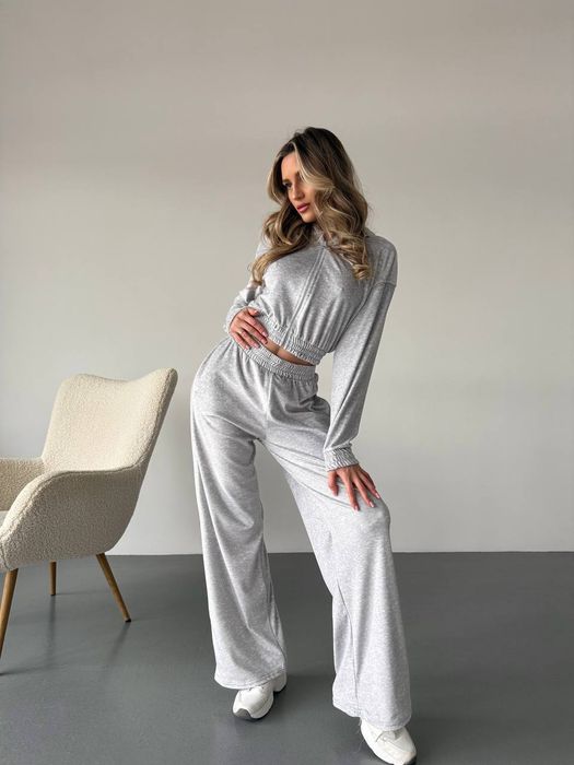 Жіночий спортивний костюм