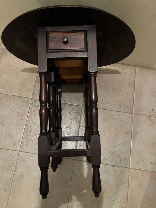 mesa de apoio mogno de abas com duas gavetas