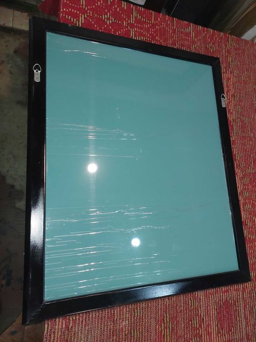 Зеркало в багетной раме.