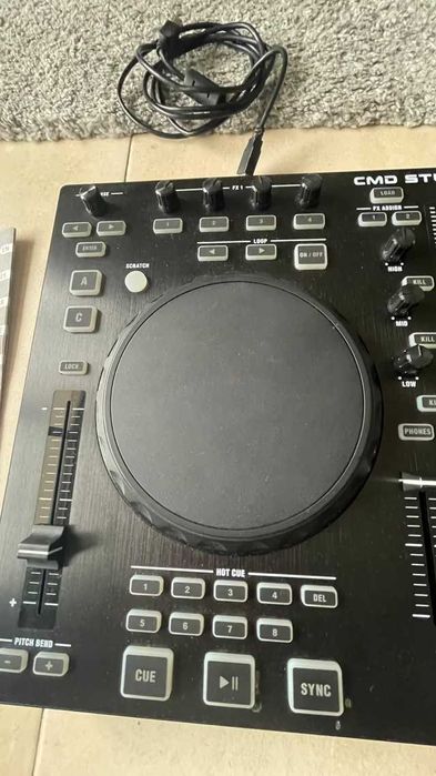 Mesa de Mistura Behringer CMD Studio 4A