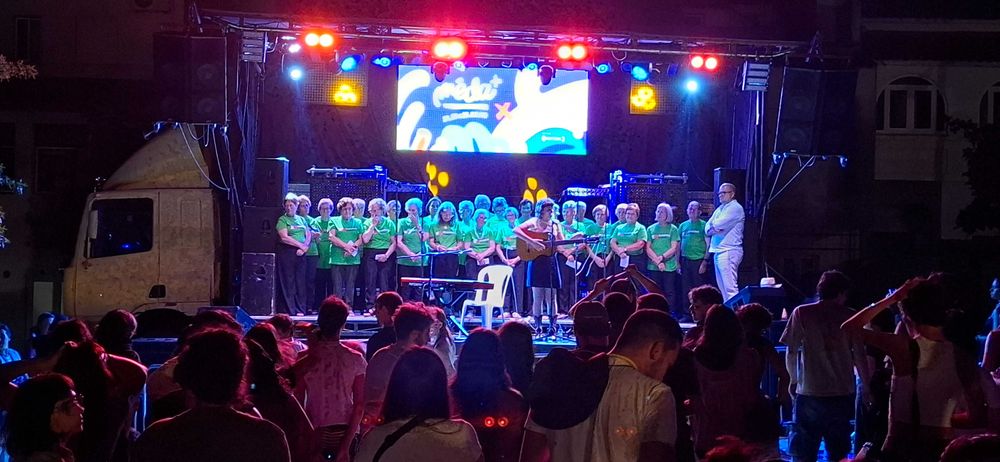 Palco móvel com produção grupos/artistas/DJs.