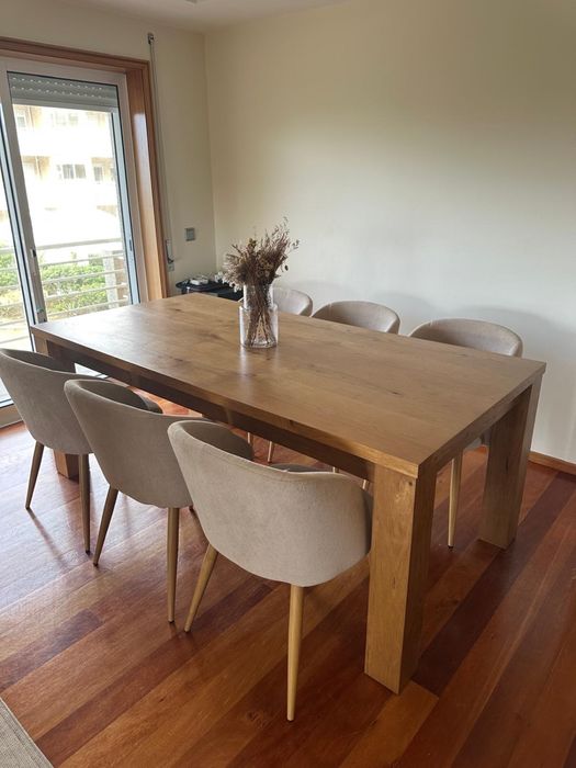 Mesa de jantar robusta em madeira maciça