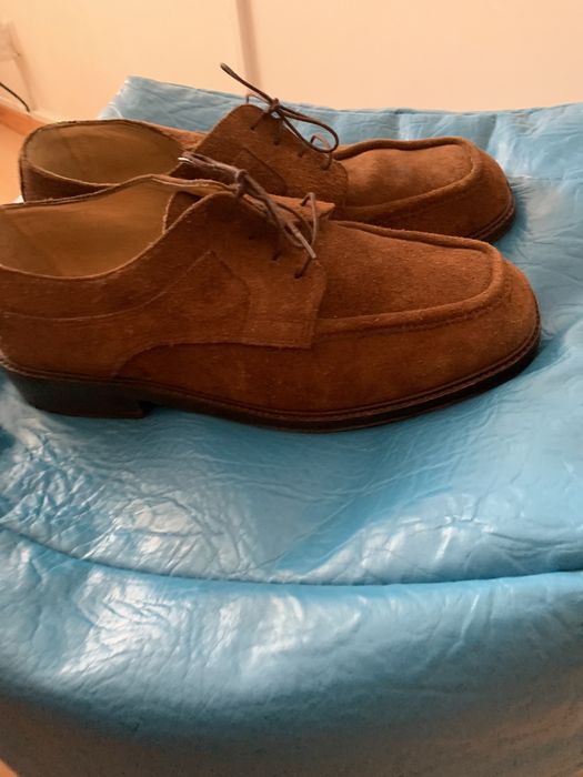 Sapatos castanhos de camurça