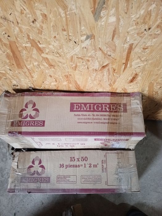 Керамічна плитка на підлогу.