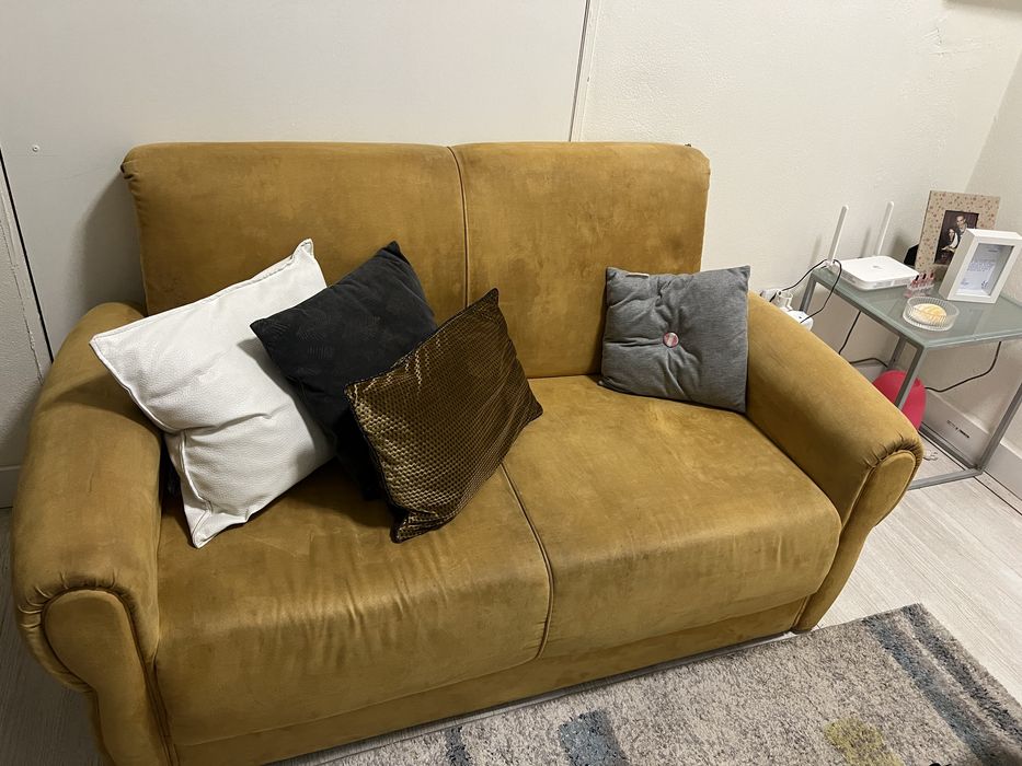 Sofá 2 lugares amarelo torrado