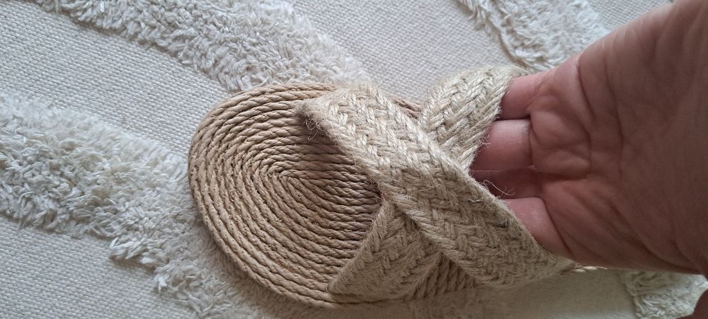 Piękne beżowe klapki boho