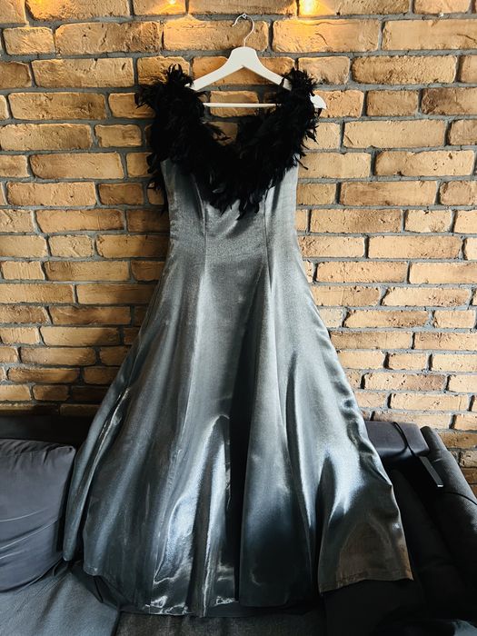 Elegancka balowa szara sukienka maxi z piórami