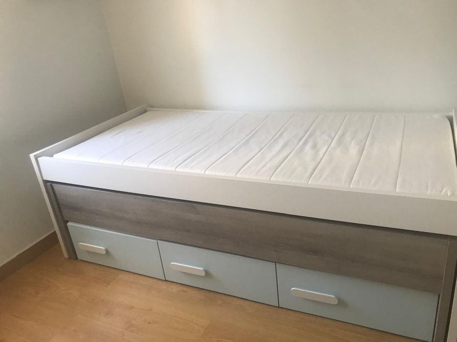 Quarto juvenil em bom estado