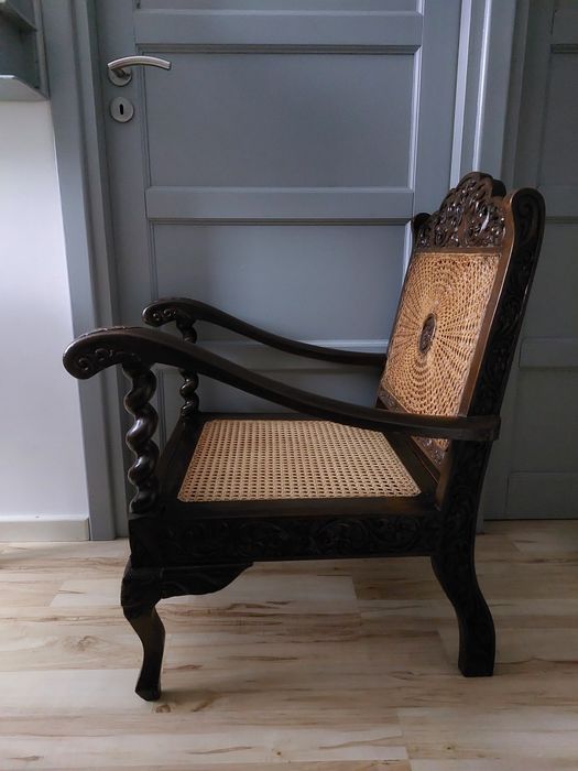 fotel kolonialny drewniany rzeźbiony z rafią plecionką wiedeńską
