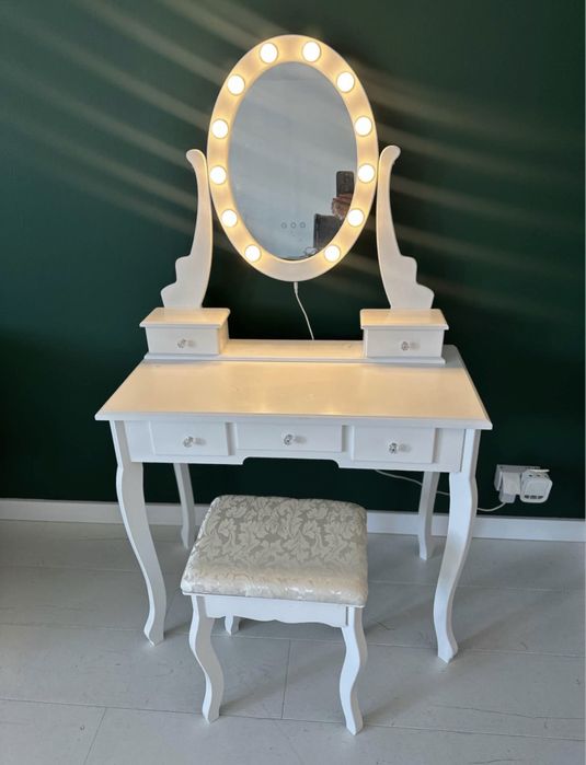 Toletka biała oświetlenie