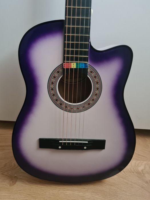 Fioletowa gitara akustyczna