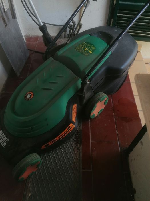 Máquina de cortar e aparar relva