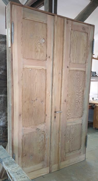 Renowacja, naprawa i malowanie drzwi drewnianych z kamienicy