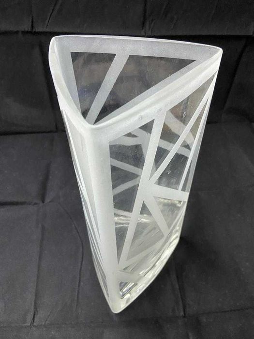 Jarra transparente e foscada triangular
