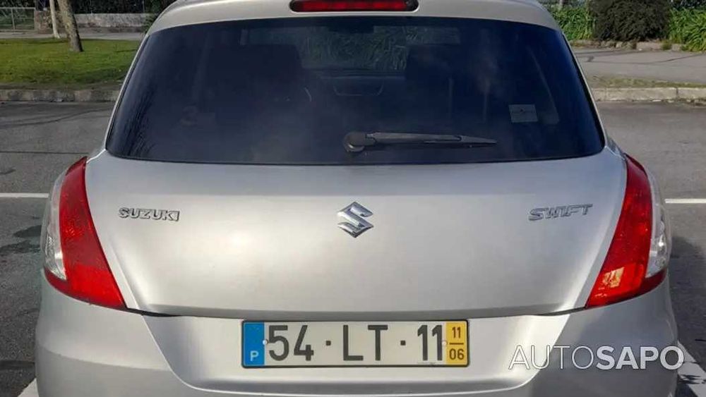 carro suzuki swift cinzento 2011 5 portas