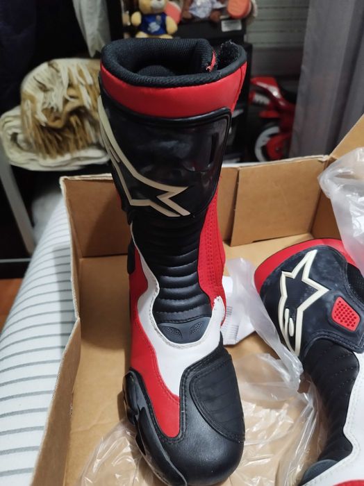 Casaco motard mulher em pele alpinestars, botas e capacete.