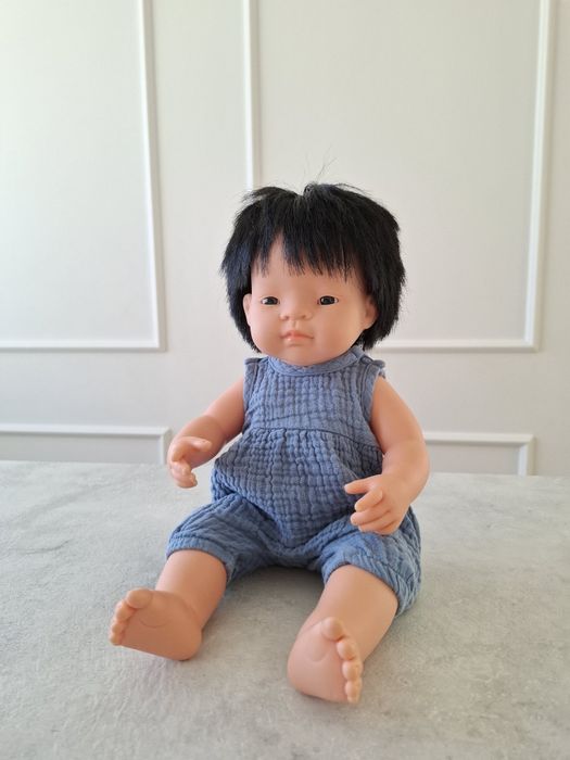 Lalka chłopiec Azjata 38cm Miniland Doll plus ubranko