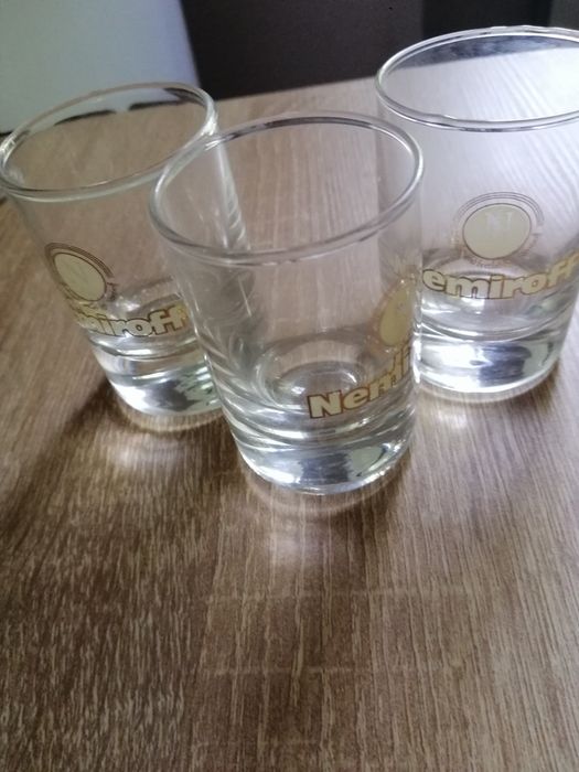 Склянки з товстого і тонкого скла.