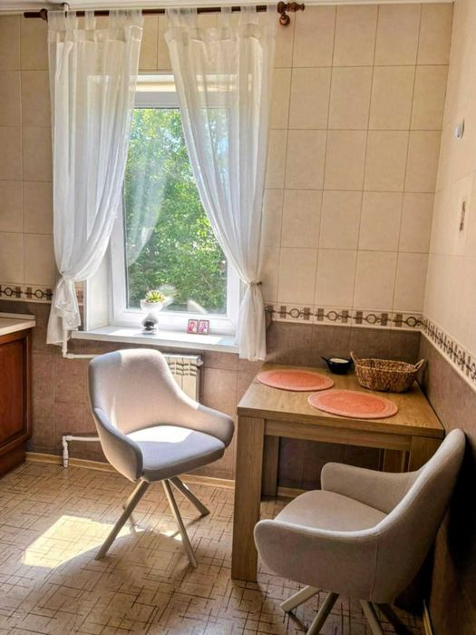 Продам хорошу світлу 2-к квартиру з ремонтом у м.Бровари. Вул.Аркадія Голуба (Постишева). Чудовий стан! Меблі і техніка! Окремі кімнати