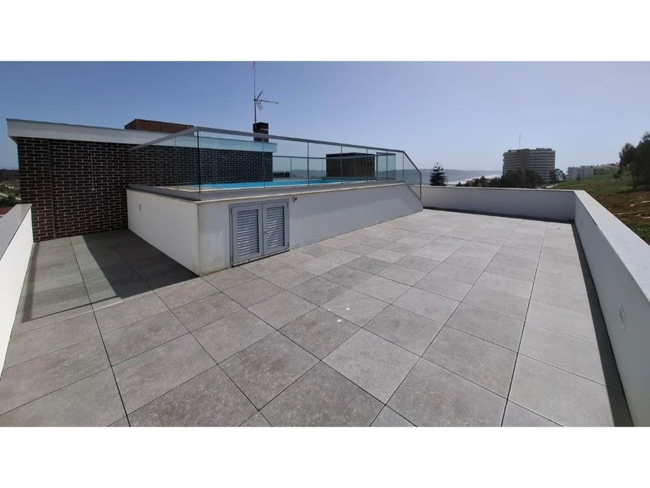 Apartamento T3 com varanda, garagem fechada em condomínio com piscina