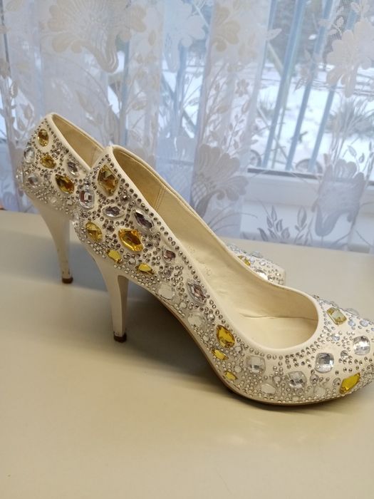 Туфлі, босоніжки