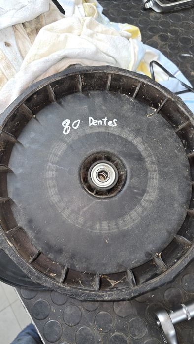 Roda corta relvas com tracção e tapa pos em bom estado