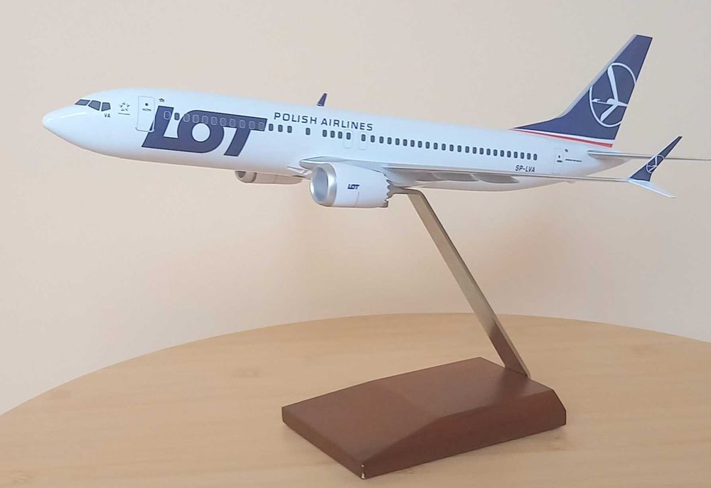 Boeing 737 - Max 8, LOT