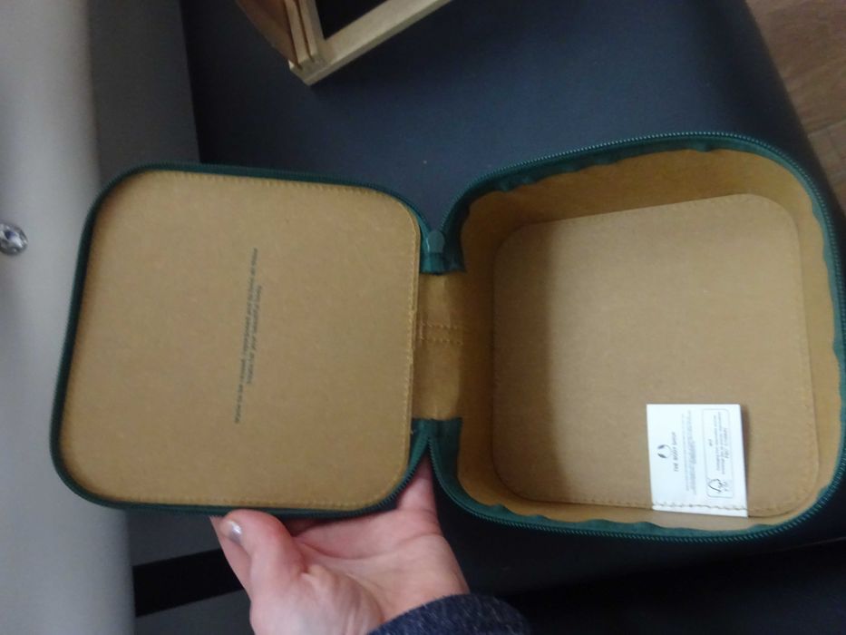 papierowy kuferek kosmetyczka na kosmetyki 15,5 x 15,5 x 8 cm