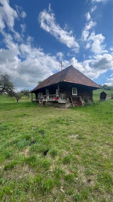 Продається ділянка з будинком у горах Карпати