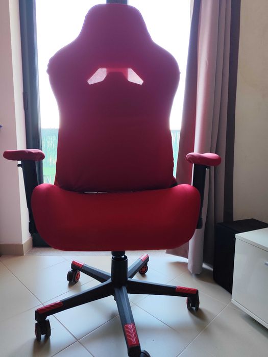 Cadeira de gaming, usada, com capas de proteção