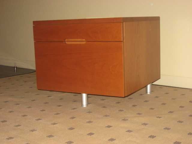 STOCK OFF: Mesa de cabeceira em cerejeira com gaveta marca Molteni
