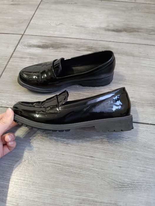 Czarne lakierowane mokasyny r.38
