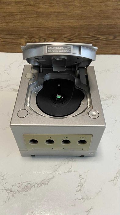 Consola Nintendo GameCube + 3 comandos + acessórios