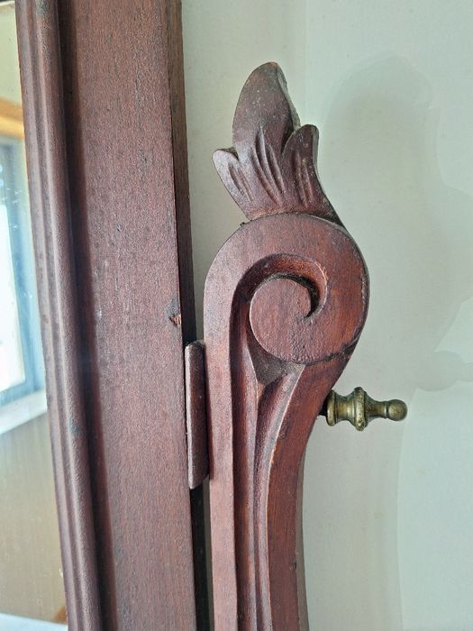 Cómoda antiga com espelho