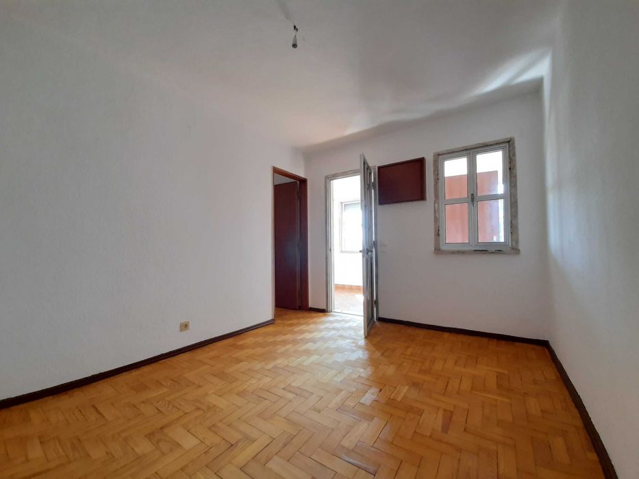 Apartamento T2 para arrendar em Famões