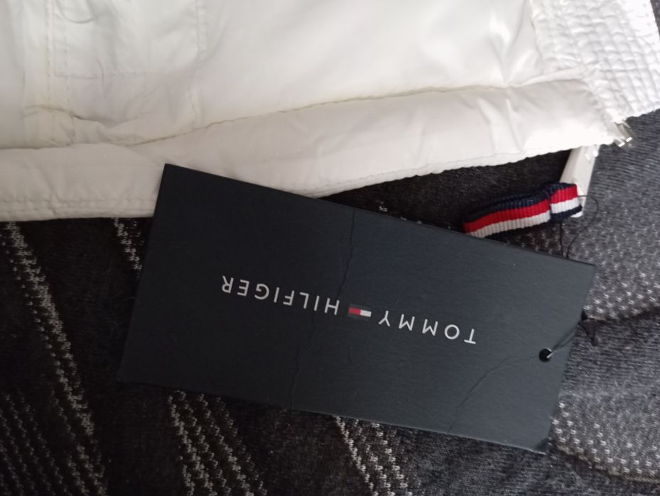 Lekka i ciepła biała kurtka Tommy Hilfiger - S / M