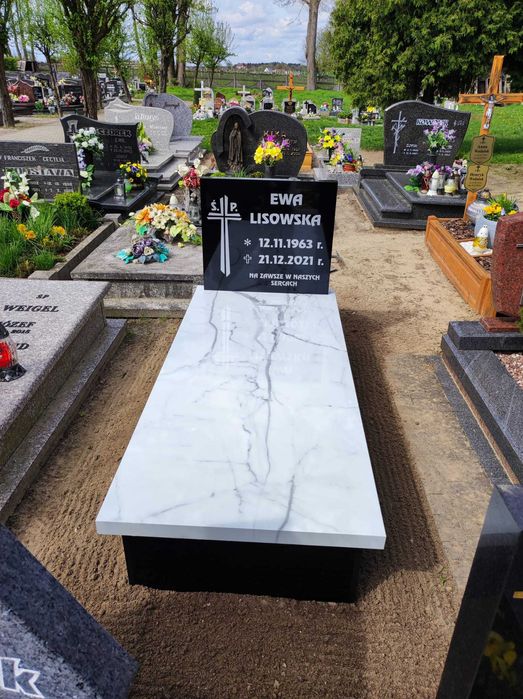 Tani nagrobek kompozytowy kremowy marmur - możliwość montażu