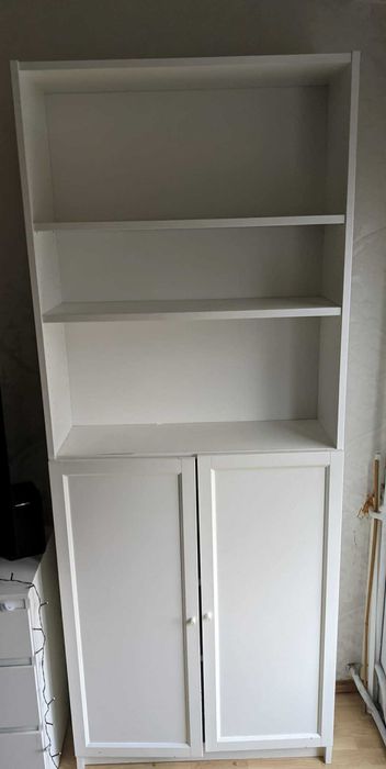 BILLY Regał z drzwiami