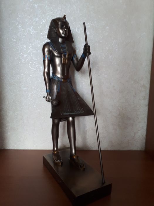 Скульптура Тутанхамона.