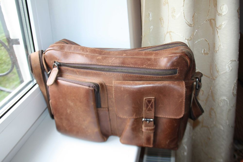 Сумка из натуральной толстой кожи.