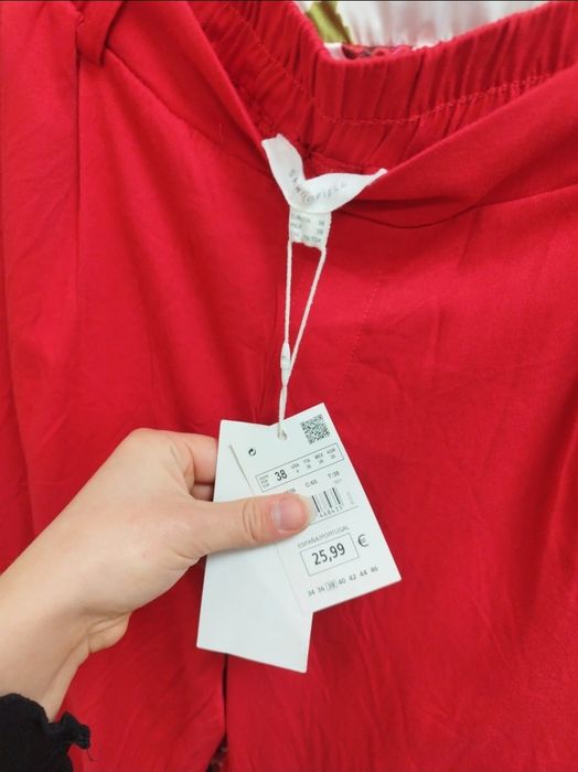 Spodnie materialoee z bialym paskiem NOWE