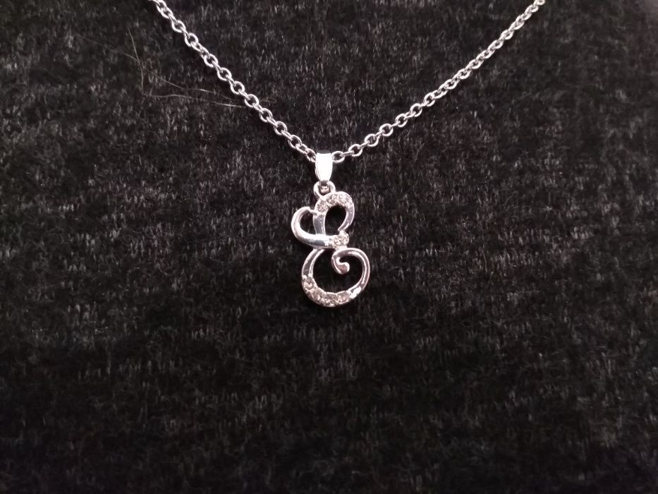 Colar com letra "E"