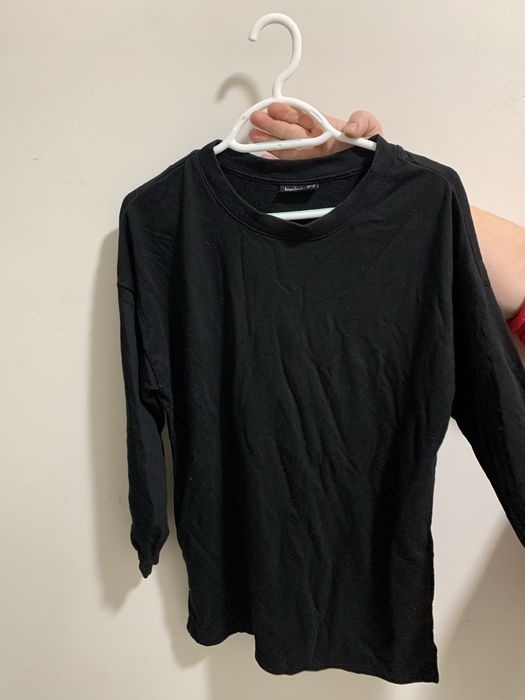 Чорний бавовняний лонгслів.