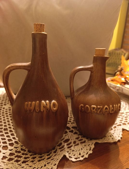 Zestaw 2 glinianych dekoracyjnych butelek - “Wino” i “Gorzałka”