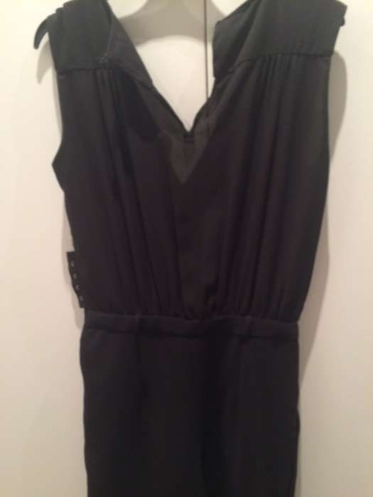 Macacão preto da Mango.