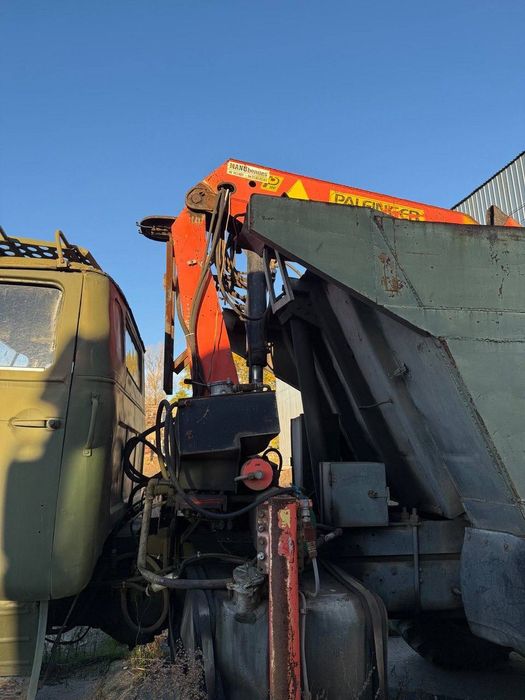 Урал 4320 самоскид з краном-маніпулятором (КМУ).