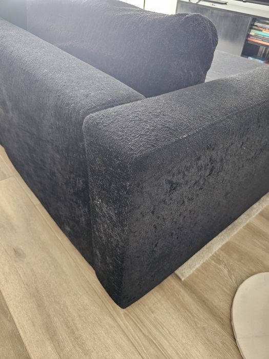 Sofá preto com cerca de 3,10 metros