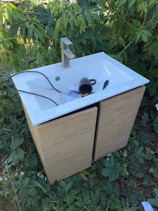 Тумба с мойкой и кран